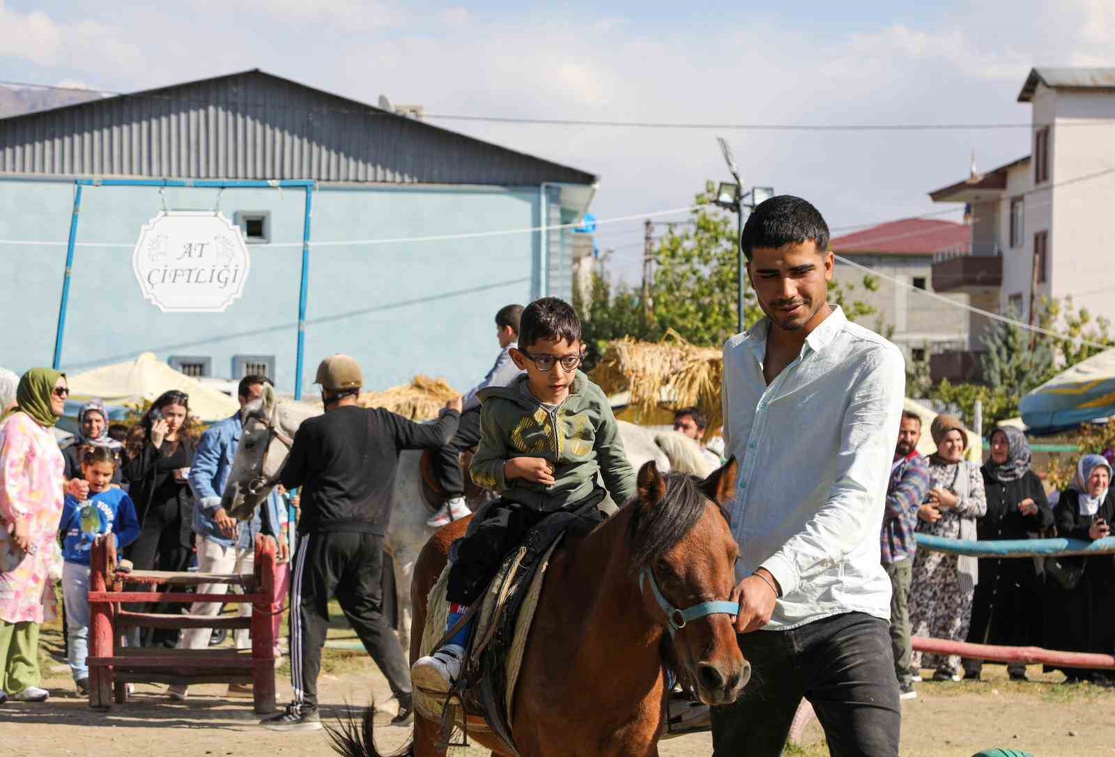 Van’daki özel çocuklar ata binmenin heyecanını yaşadı