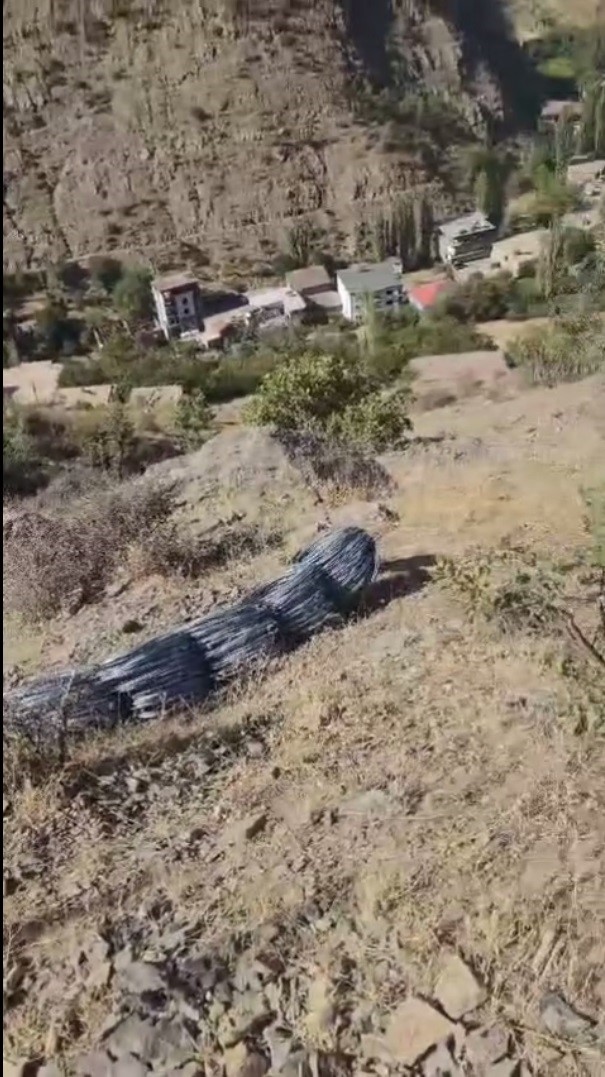 Uludere’de zorlu kaya ıslahı: Malzemeler katırlarla zirveye taşınıyor