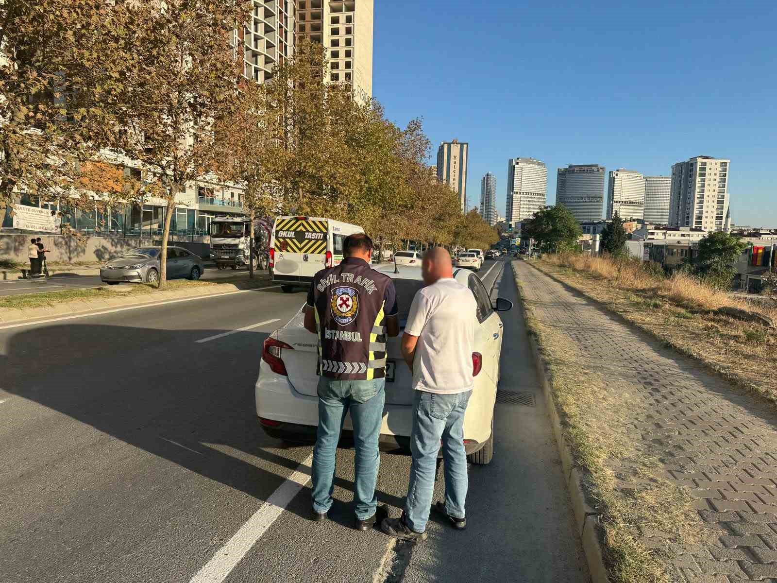 Gaziosmanpaşa’da tırı bisiklet yoluna park eden sürücü 