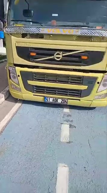 Gaziosmanpaşa’da tırı bisiklet yoluna park eden sürücü 