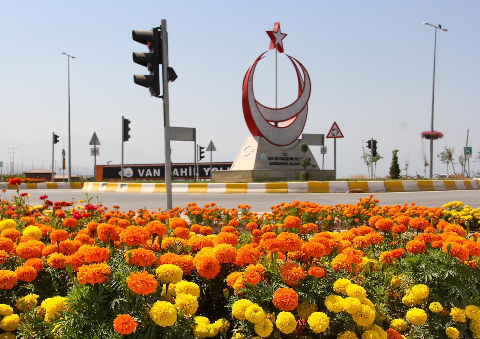 Van Sahil Yolunda Peyzaj Çalışması Yürütülüyor