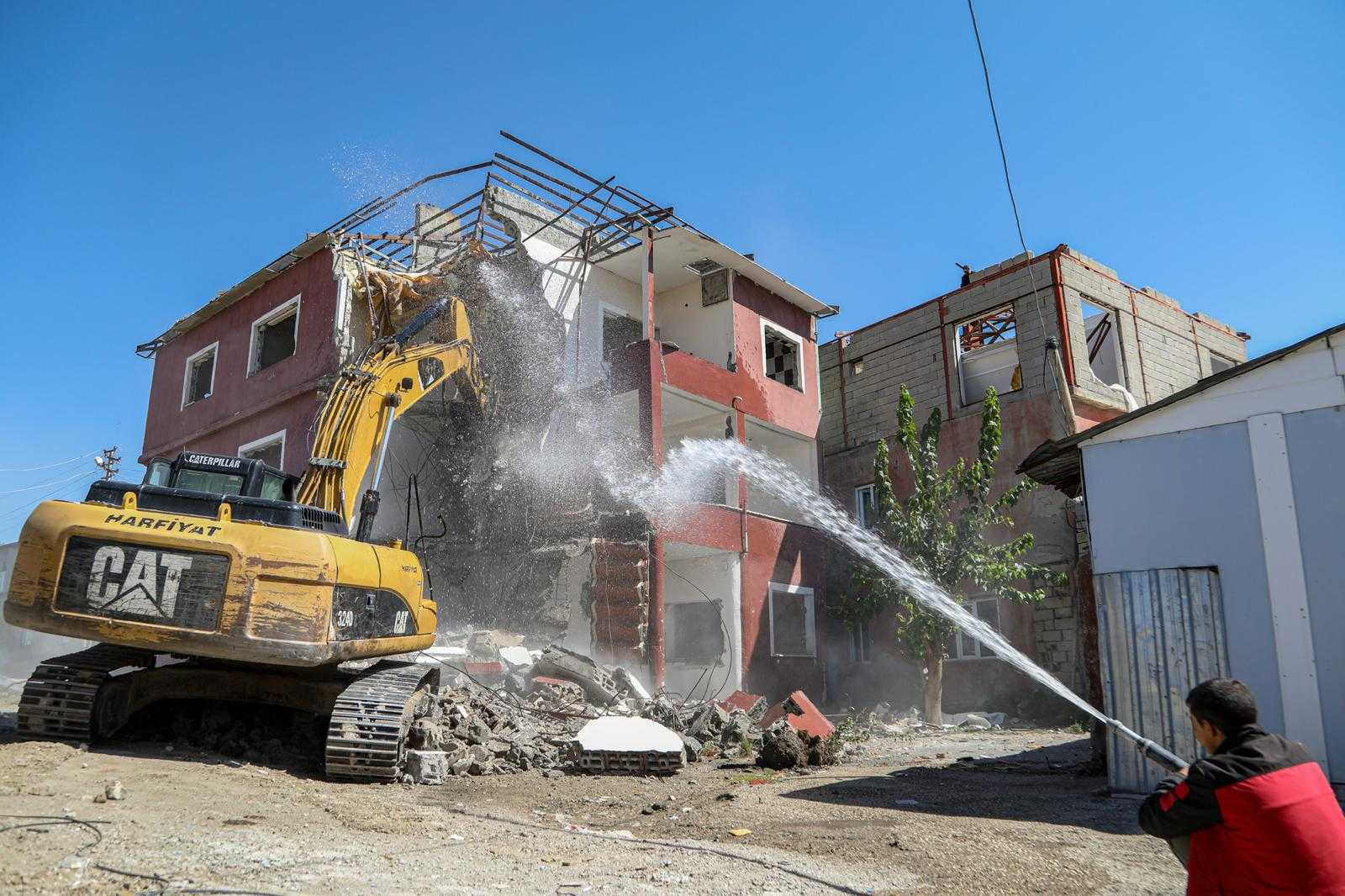 Van’da yol çalışması nedeniyle 3 katlı bina yıktırıldı