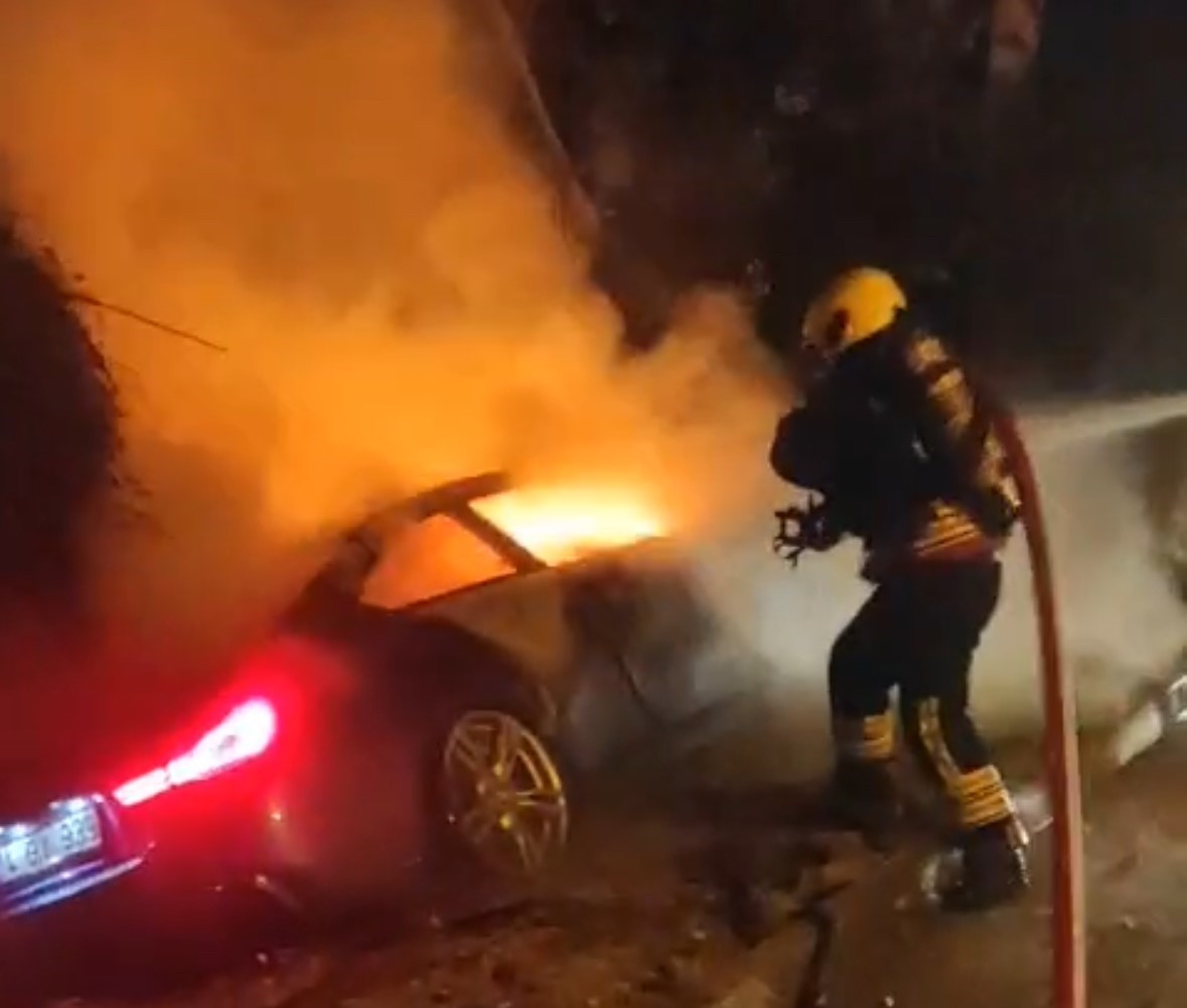 Kontrolden çıkan lüks araç ağaçlara çarparak alev alev yandı