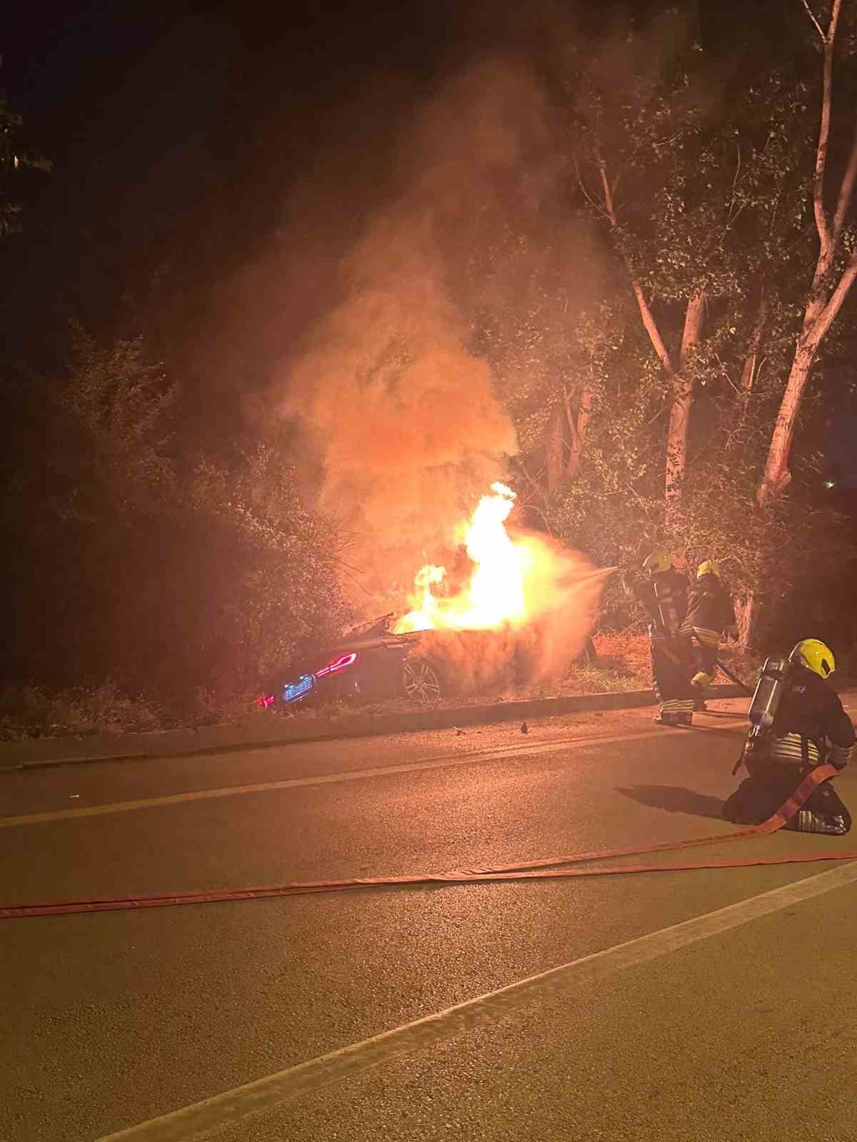 Kontrolden çıkan lüks araç ağaçlara çarparak alev alev yandı