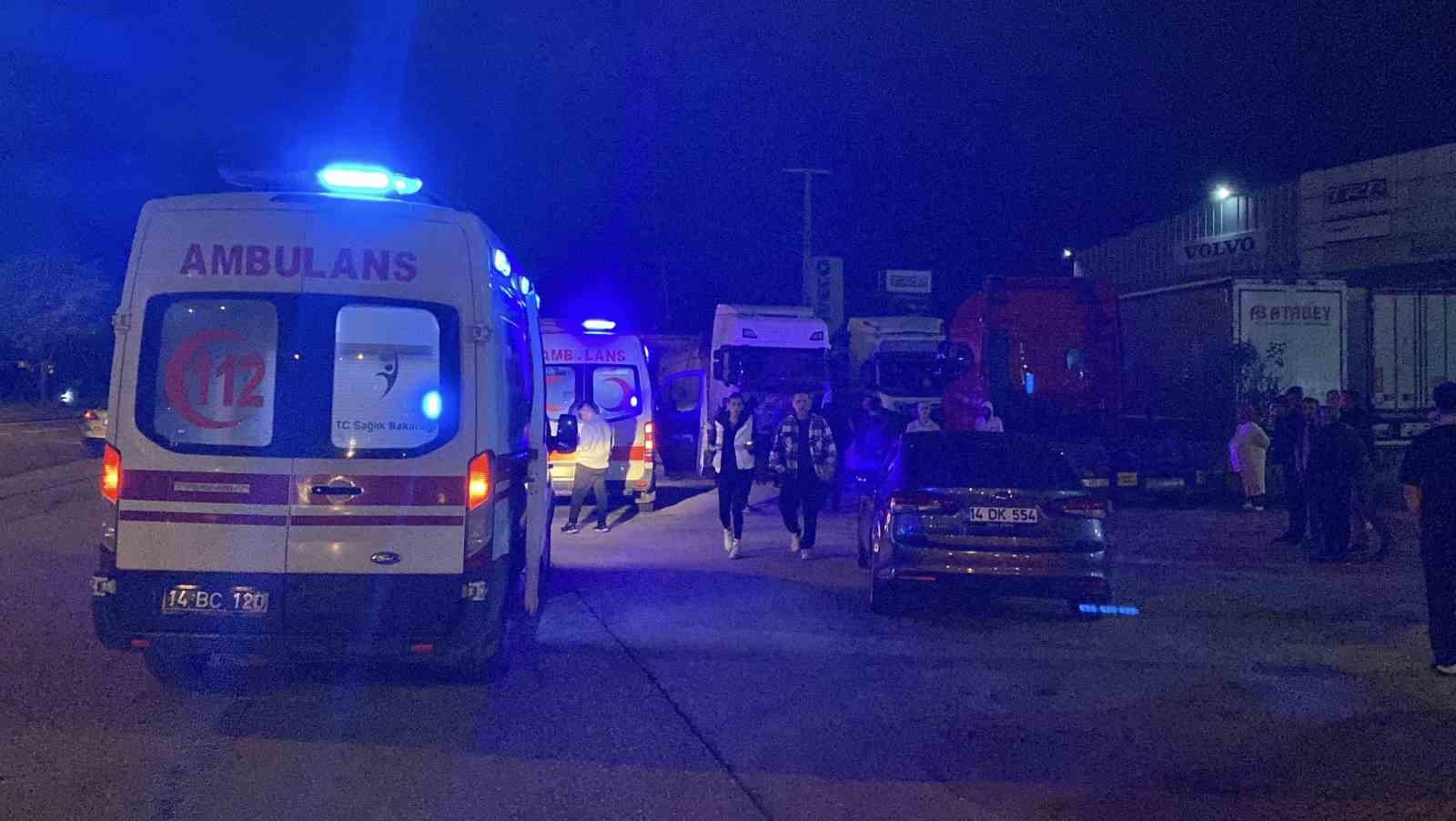 Bolu’da kontrolden çıkan otomobil park halindeki 3 araca çarptı: 4 ağır yaralı
