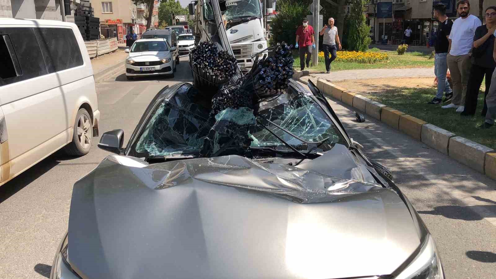 Elazığ’da lüks araç, tonlarca demirin altında kaldı: 2 yaralı