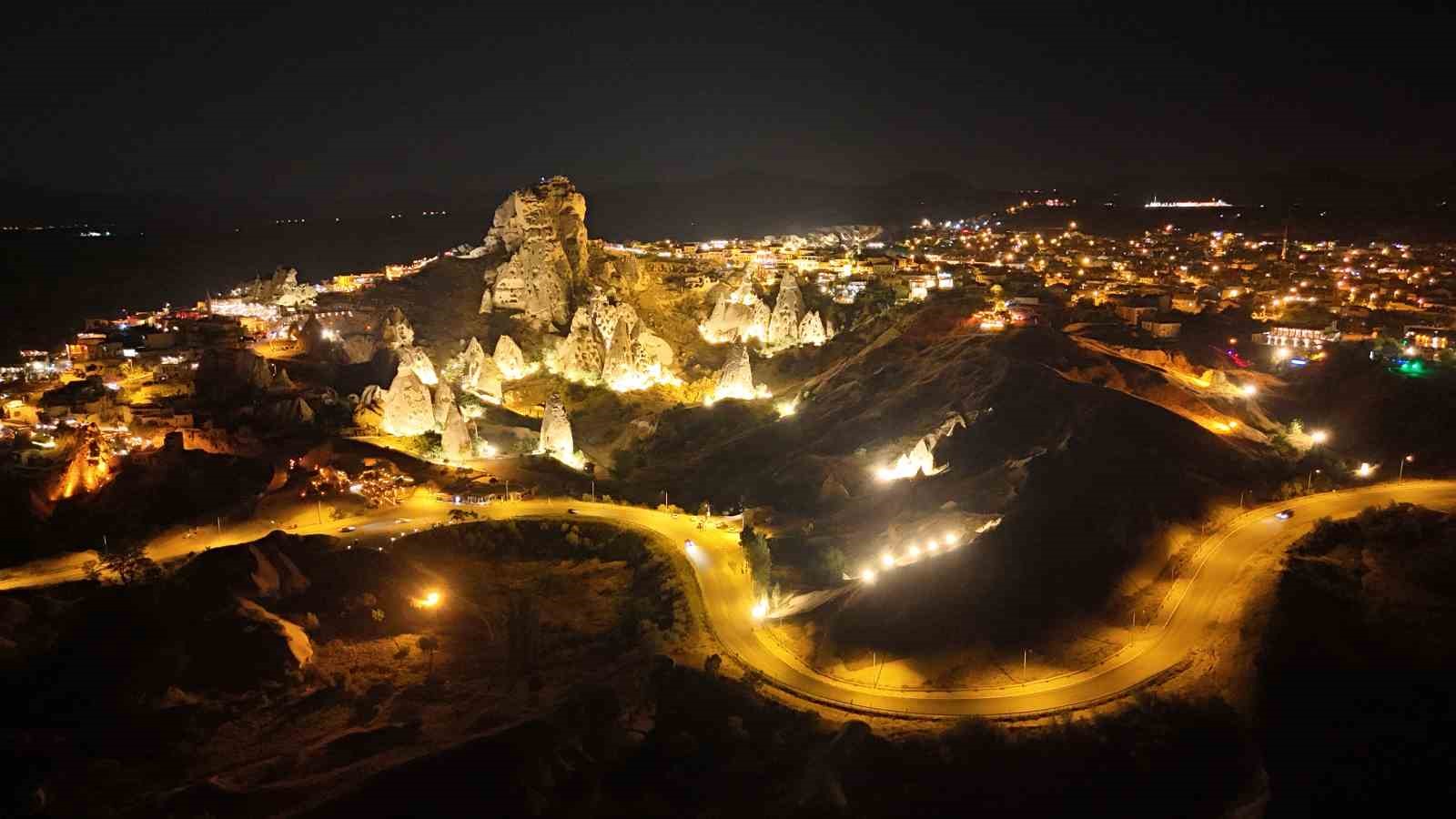 Kapadokya’da ışıklandırılan vadiler bölgenin ihtişamını artırdı