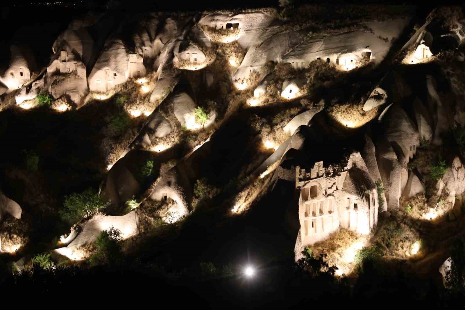 Kapadokya’da ışıklandırılan vadiler bölgenin ihtişamını artırdı