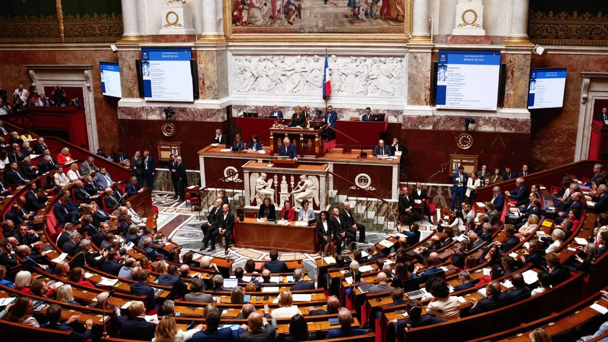 Güvenoyu alamayan François Bayrou hükümeti düştü