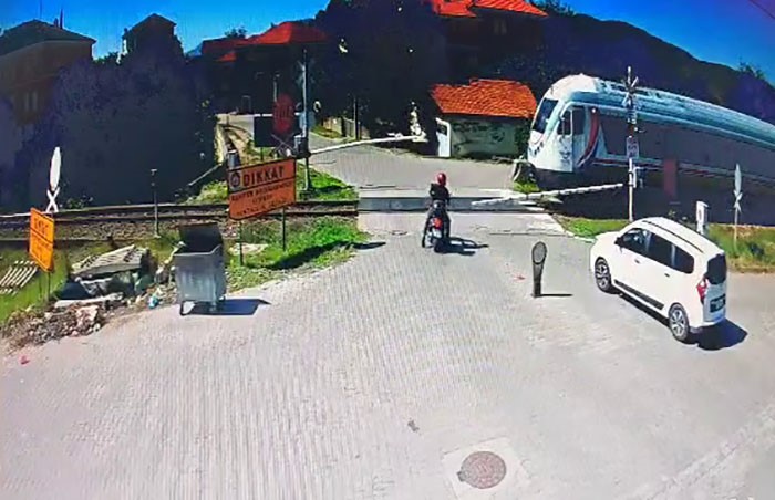 Yolcu treni hemzemin geçitte motosiklete çarptı