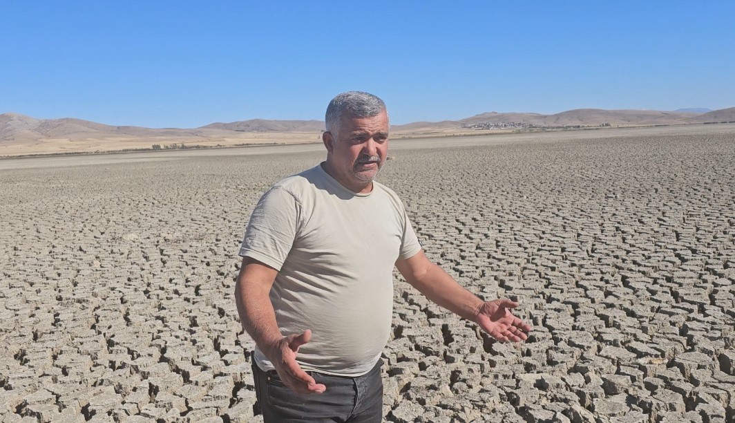 Çavuşçu Gölü kurudu, çatlamış toprağa dönüştü