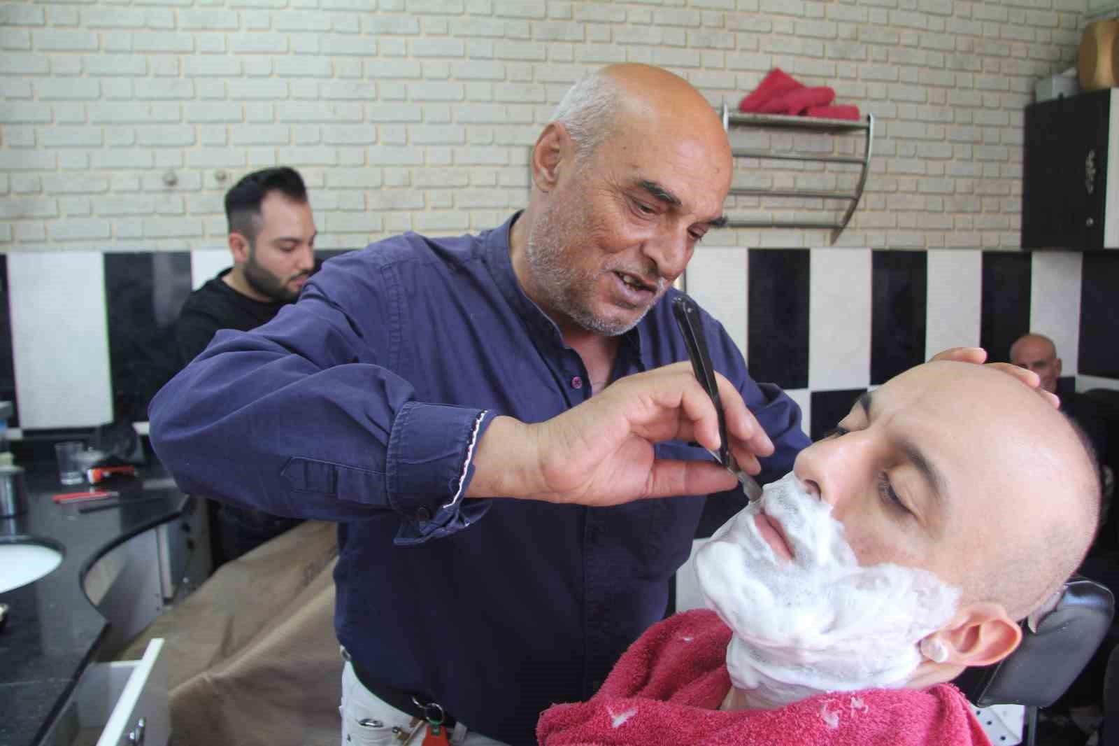 70 Yaşındaki Berberin İlham Veren Azmi