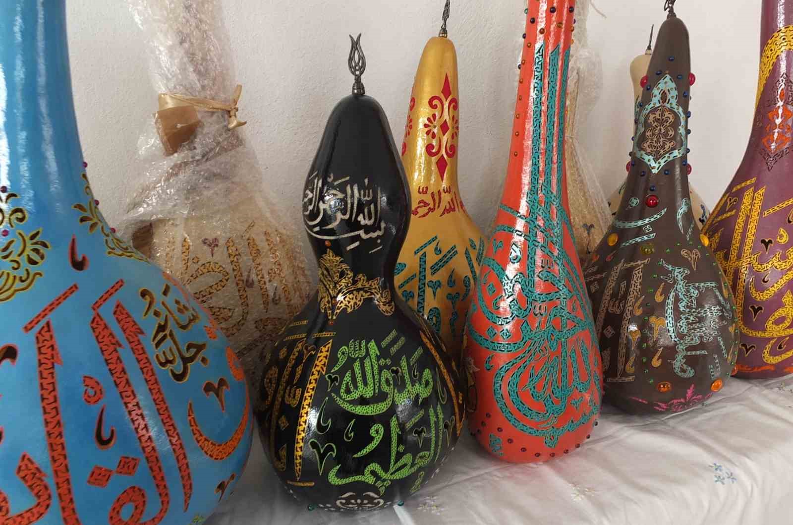 Balıkesirli sanatçı hat yazıları ile süslediği kabakları fuarda sergileyecek