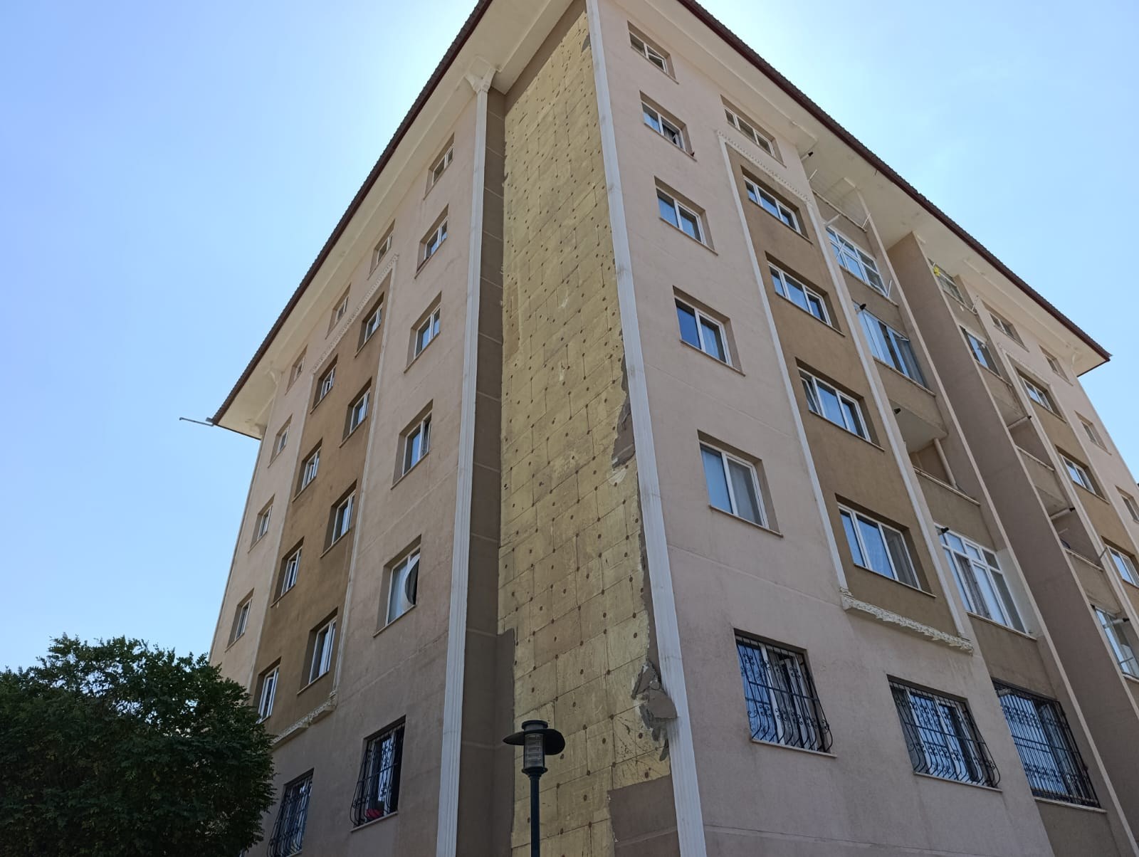 Edremit TOKİ’de yalıtım krizi: Binaların dış sıvası söküldü, Vatandaş tepkili