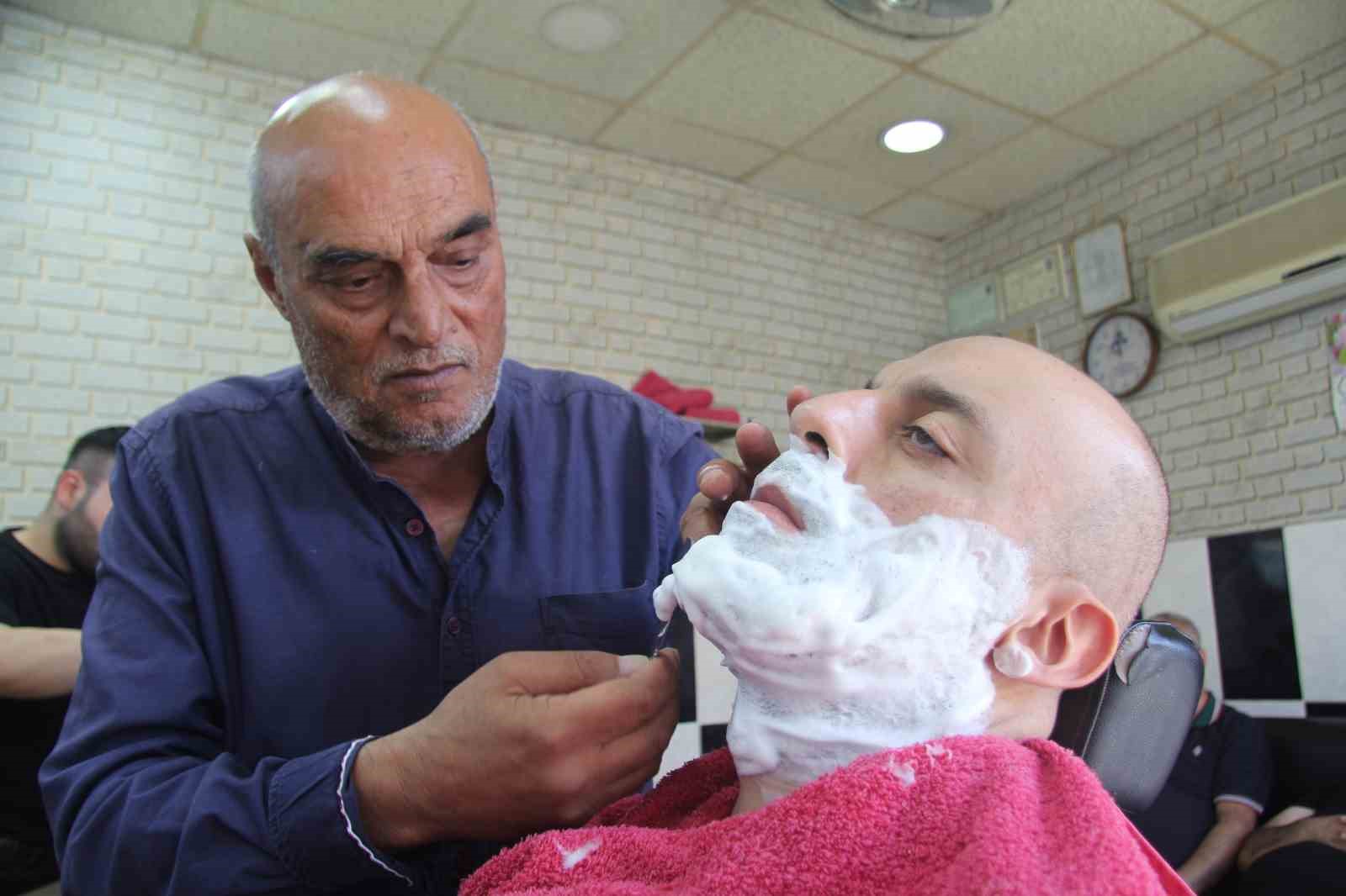 Emektar berber 50 yıldır usturasını elinden bırakmıyor