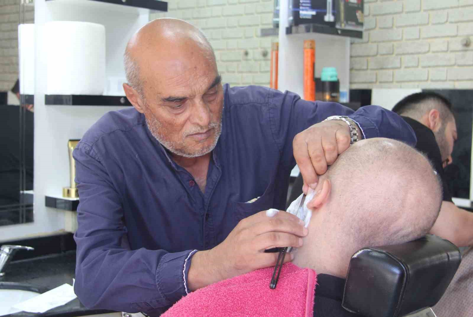 Emektar berber 50 yıldır usturasını elinden bırakmıyor