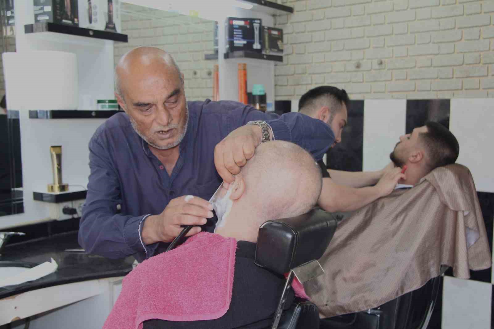Emektar berber 50 yıldır usturasını elinden bırakmıyor