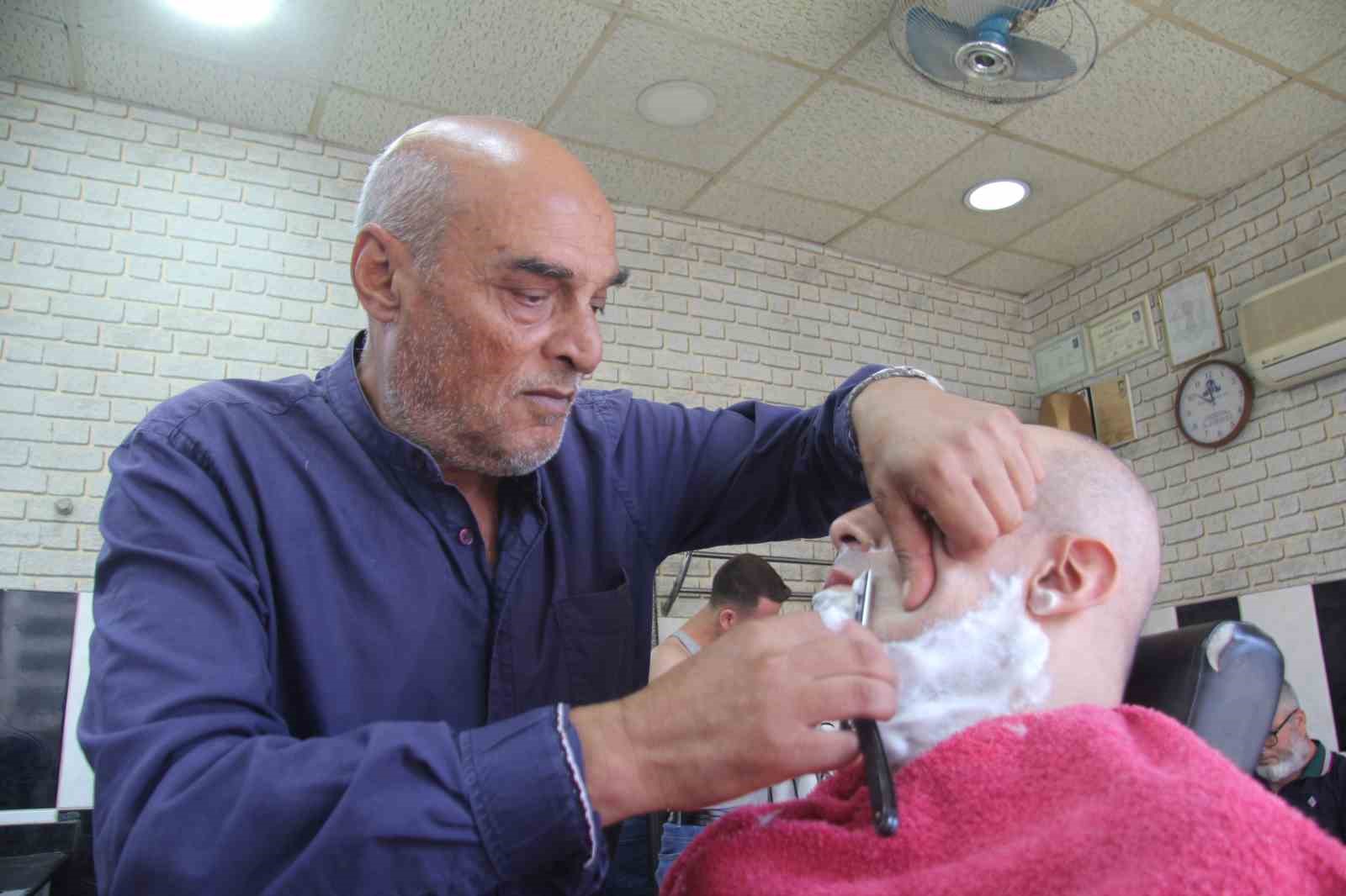 Emektar berber 50 yıldır usturasını elinden bırakmıyor