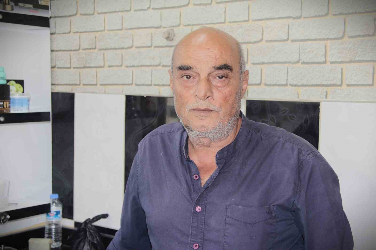Emektar berber 50 yıldır usturasını elinden bırakmıyor