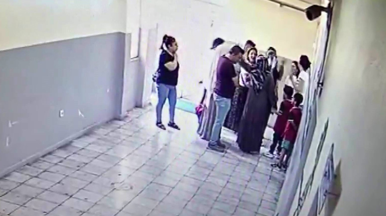 Kavga eden öğrencileri ayıran kadın öğretmeni veliler darbetti