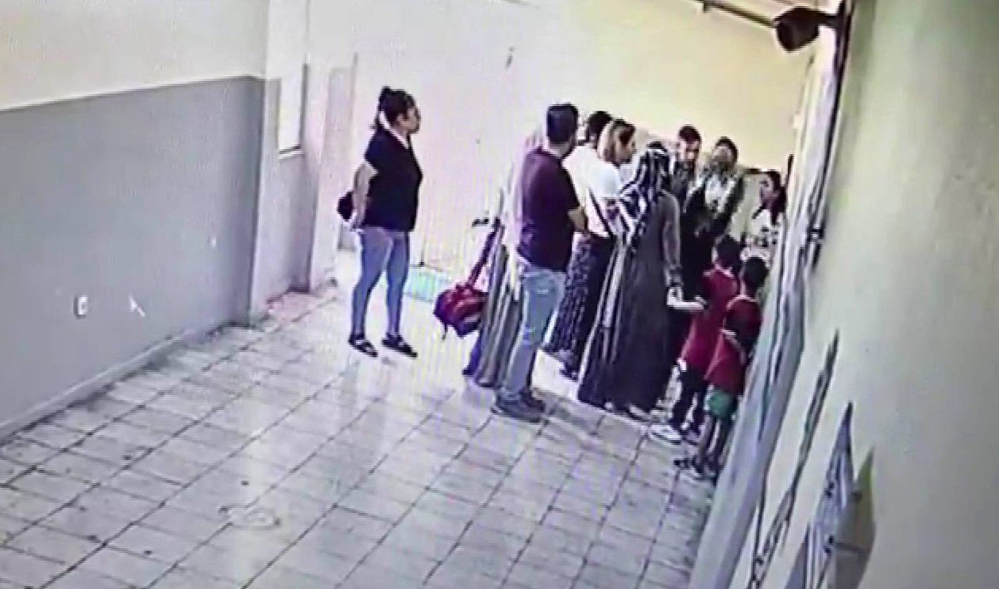 Kavga eden öğrencileri ayıran kadın öğretmeni veliler darbetti