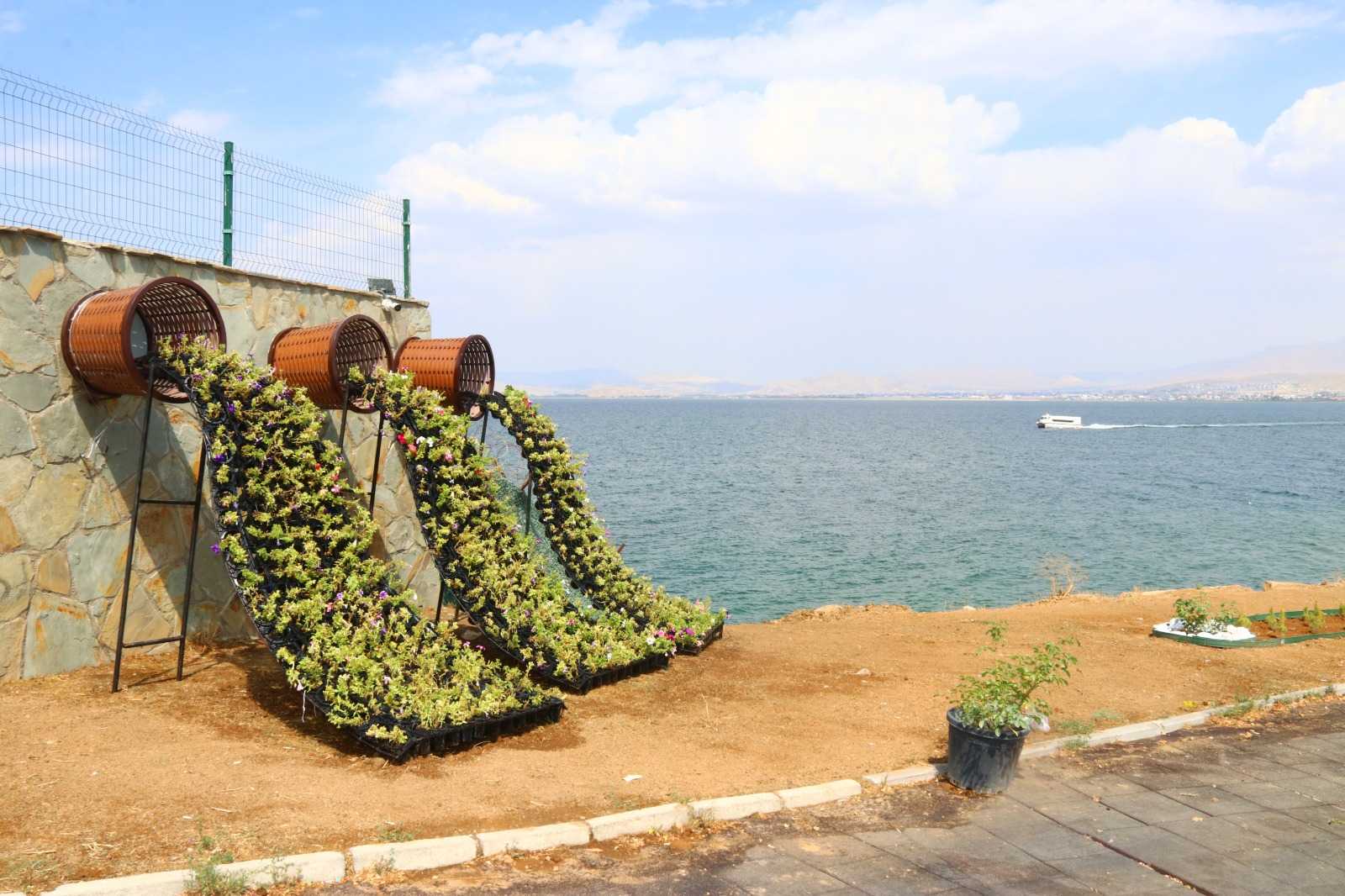 Edremit Sahil Bandına “Çiçek Şelalesi”