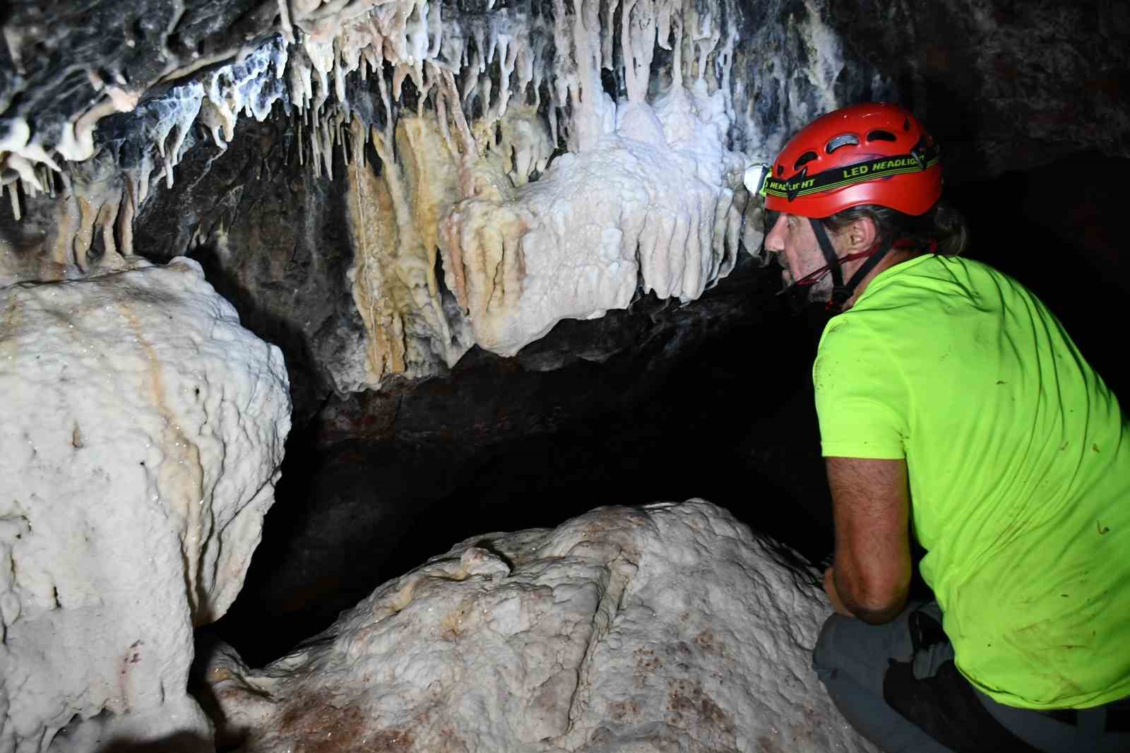 Tümülüsü andıran tepedeki mağaranın turizme kazandırılmasını istiorlar