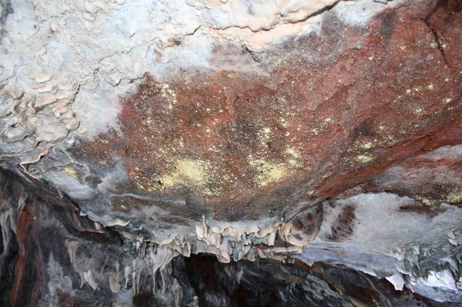 Tümülüsü andıran tepedeki mağaranın turizme kazandırılmasını istiorlar