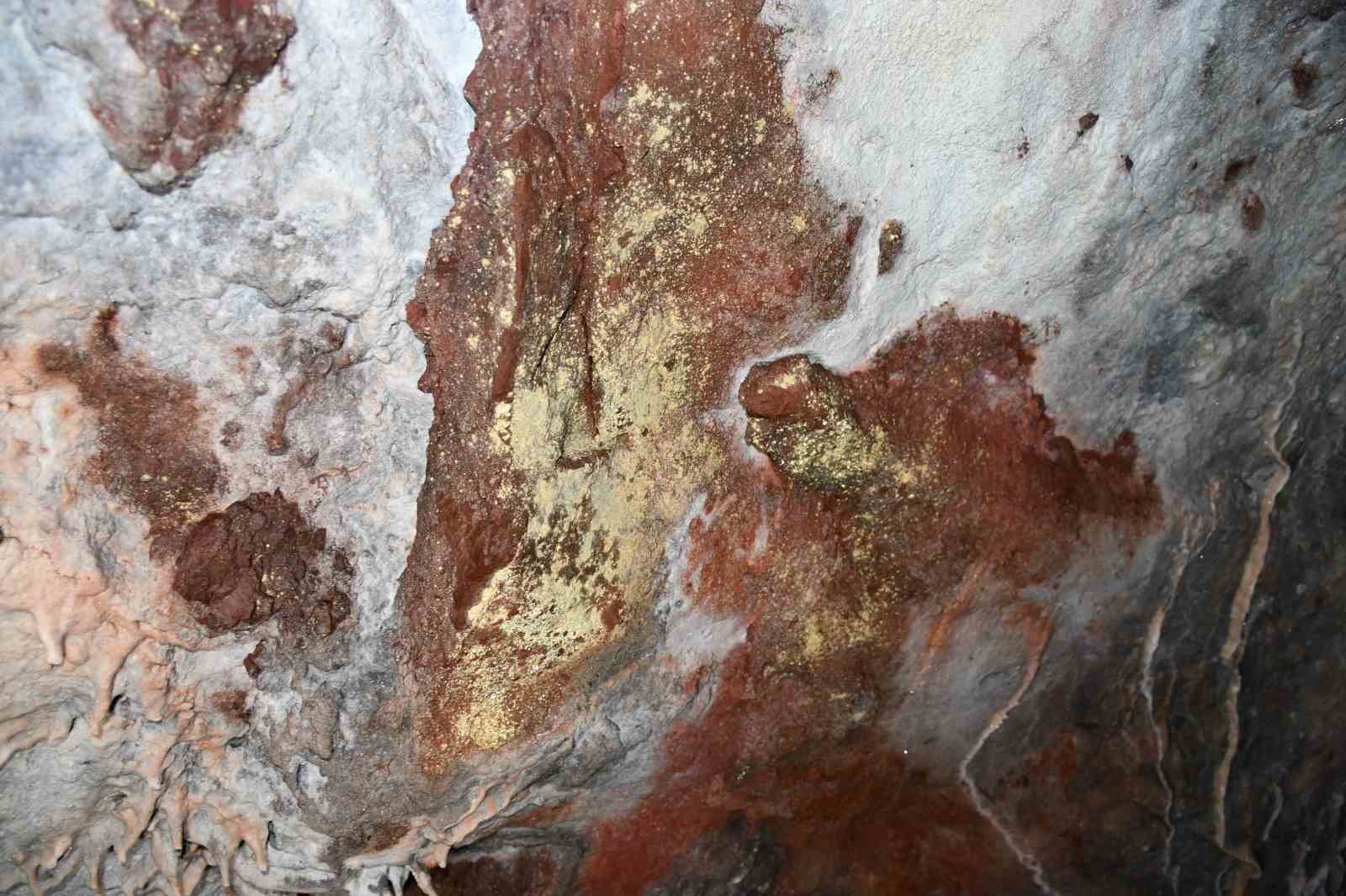 Tümülüsü andıran tepedeki mağaranın turizme kazandırılmasını istiorlar