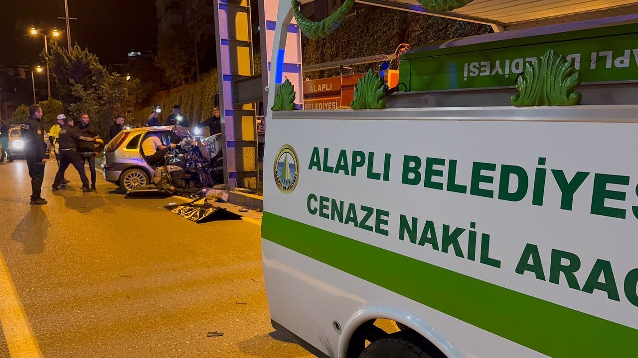 Üst geçidin ayağına çarpan otomobil hurda yığınına döndü: 2 ölü