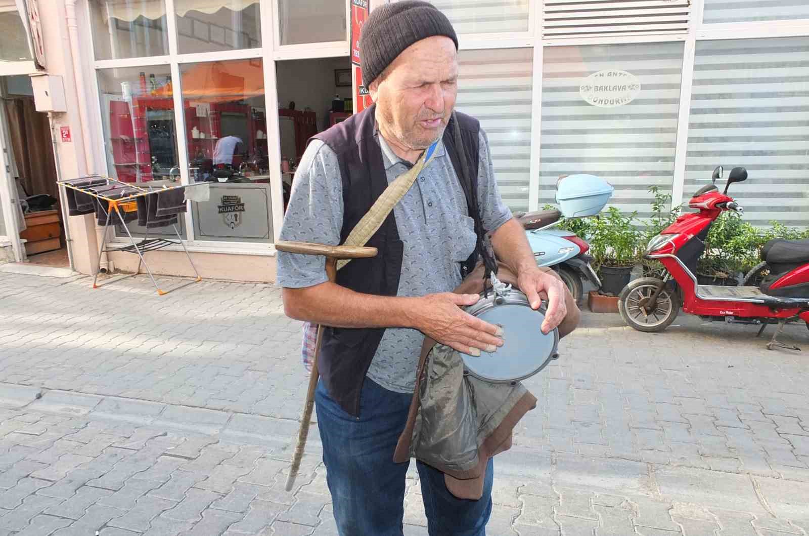 Görme engelli vatandaş 50 yıldır darbuka çalıp türkü söyleyerek geçimini sağlıyor