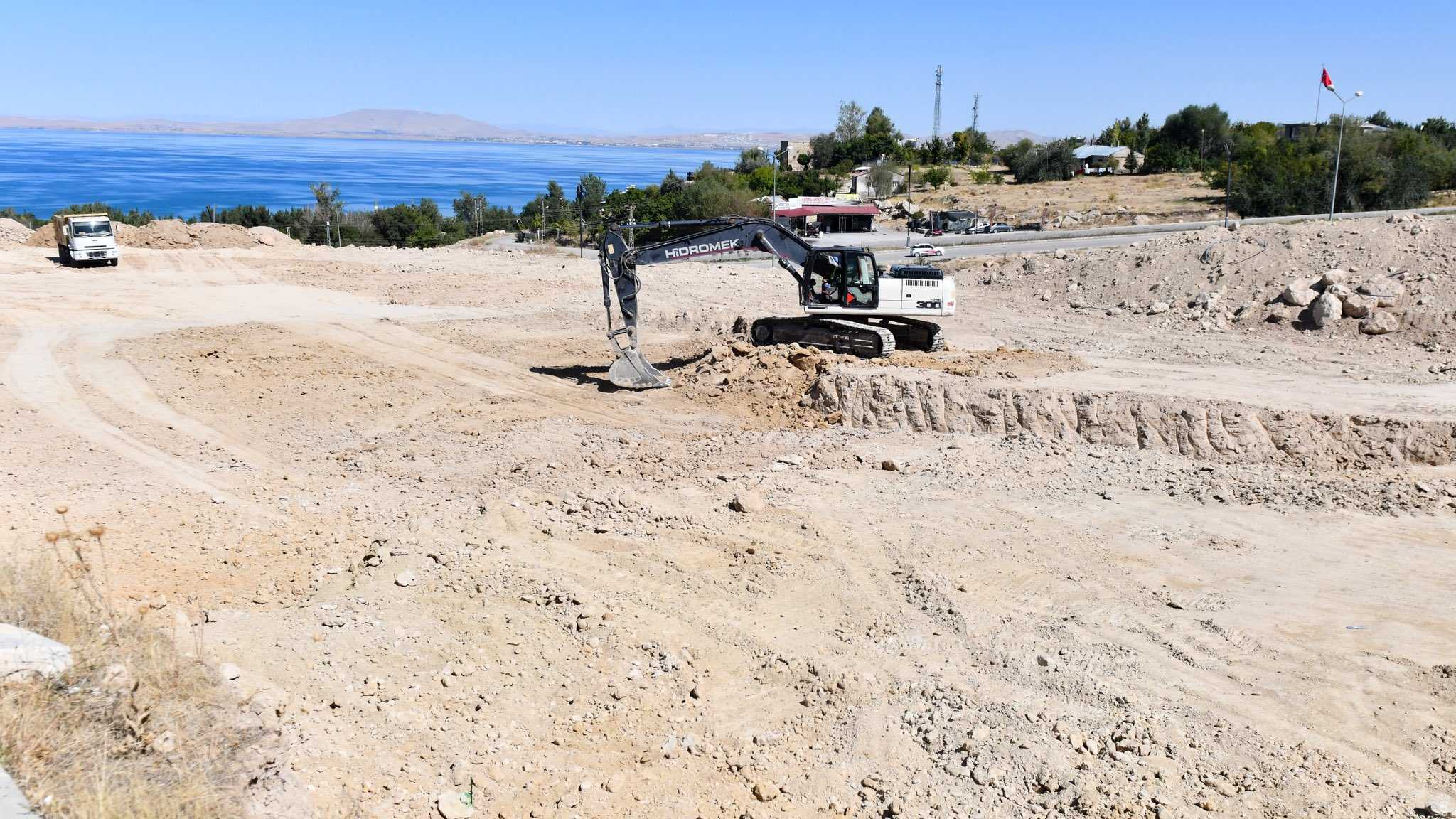 Van Çevre Şehircilik ve İklim Değişikliği İl Müdürlüğünün önünde ne yapılıyor?