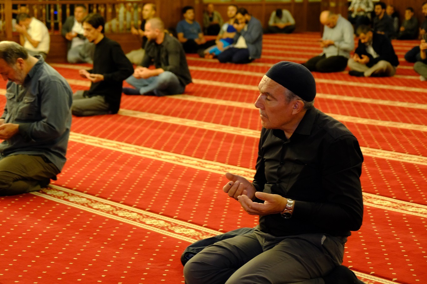 Van’da eller Gazze için semaya uzandı