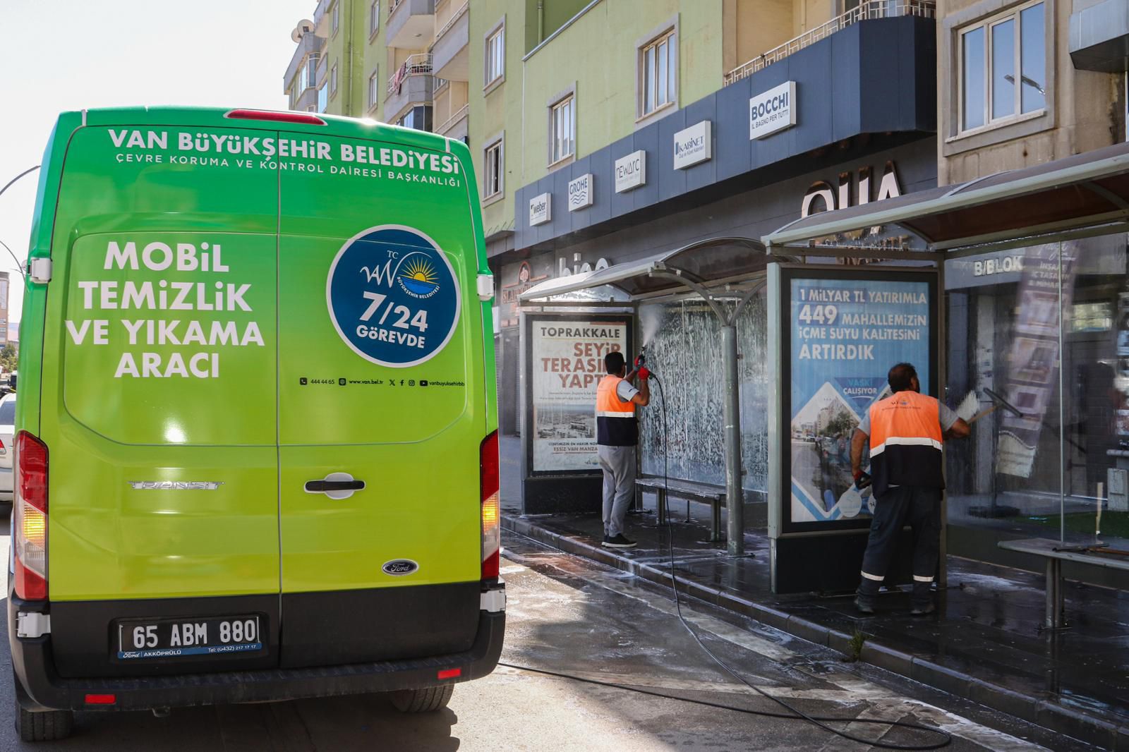 Van Büyükşehir Belediyesi otobüs duraklarını yıkıyor