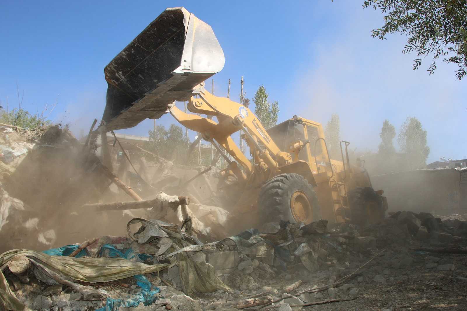 Edremit’te ahırlar yıkılıyor: Belediye çevre kirliliğine karşı harekete geçti