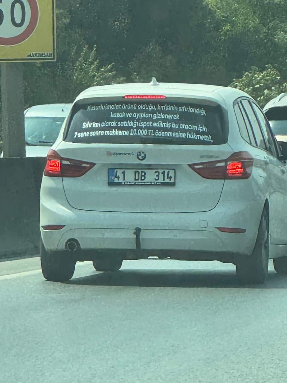 Arabasının arkasına yazdığı yazı görenleri şaşırttı