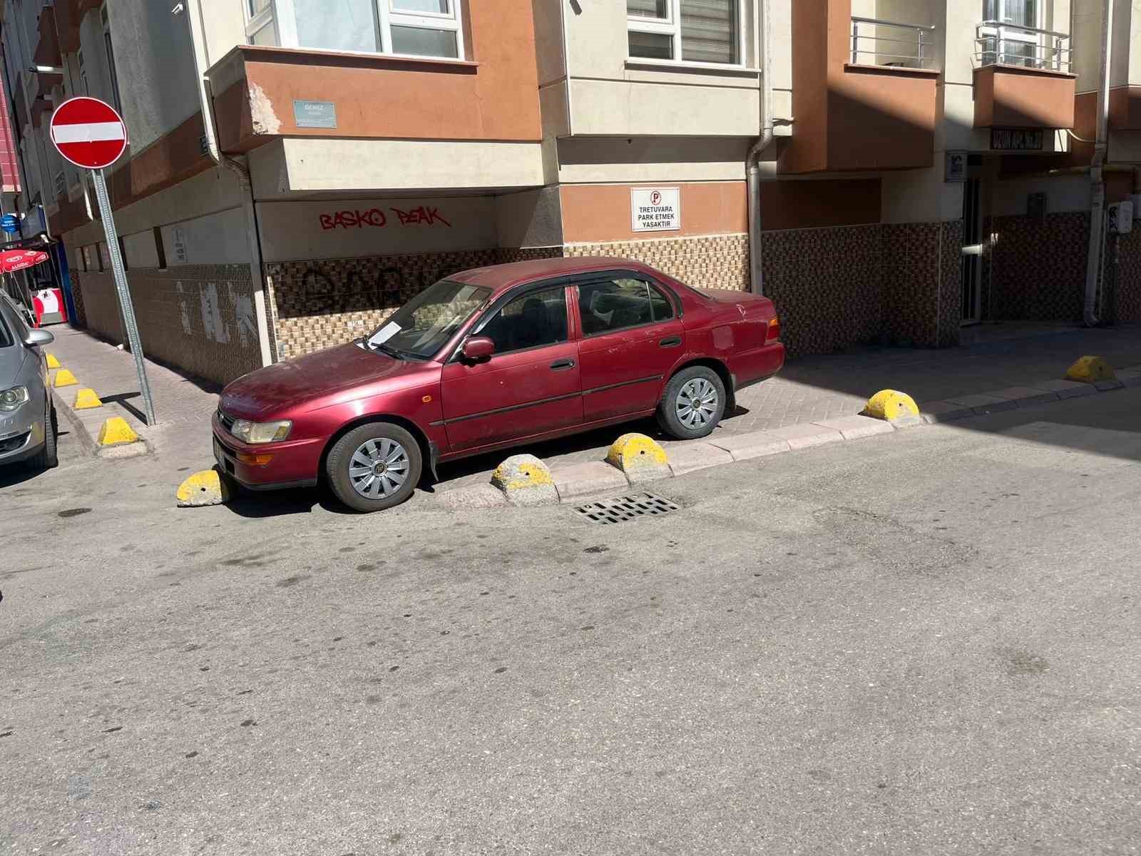Aracını kaldırıma park eden sürücüye apartman yöneticisinden notlu uyarı