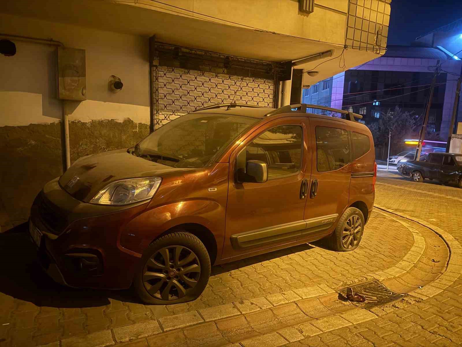 Araçların lastiklerini patlatan şüpheliler kameraya yakalandı