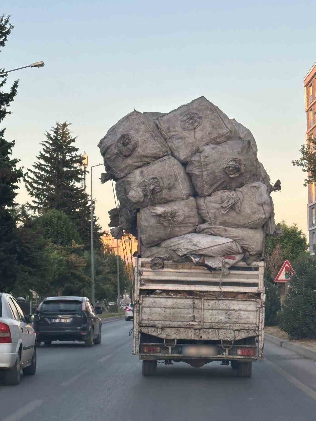 Aşırı yükle trafikte seyreden kamyonet tepkilere neden oldu