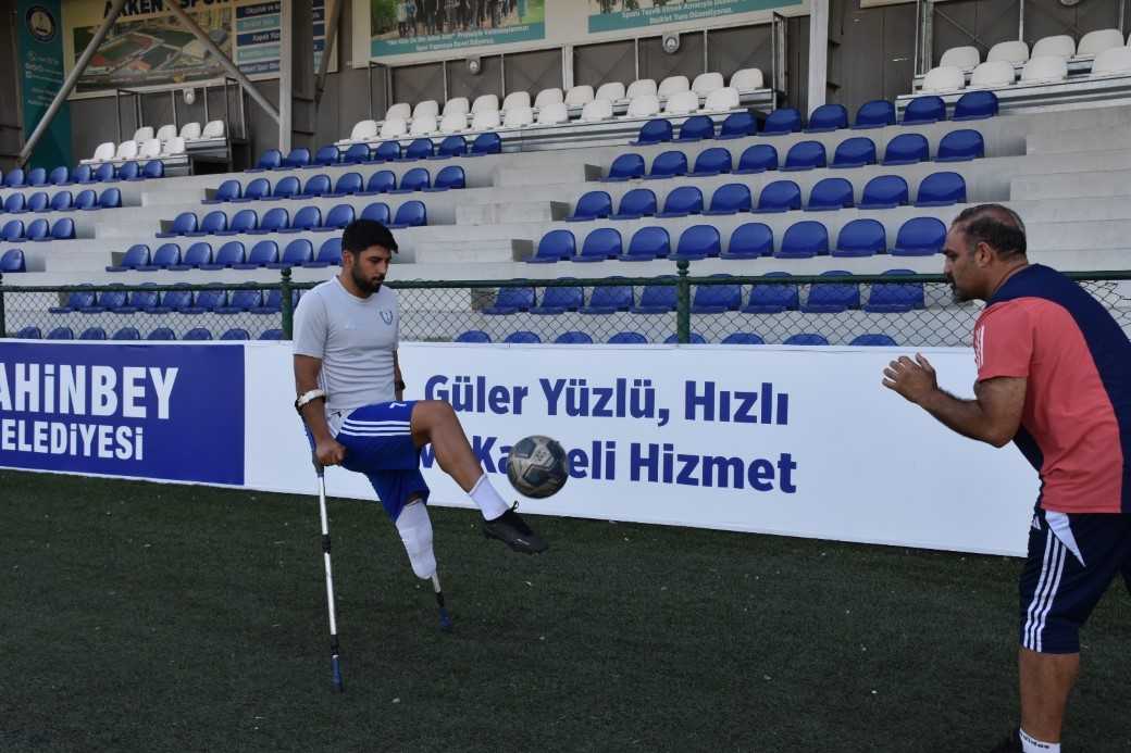 Akıma kapılıp bacağını kaybetti, futbolla hayata tutundu