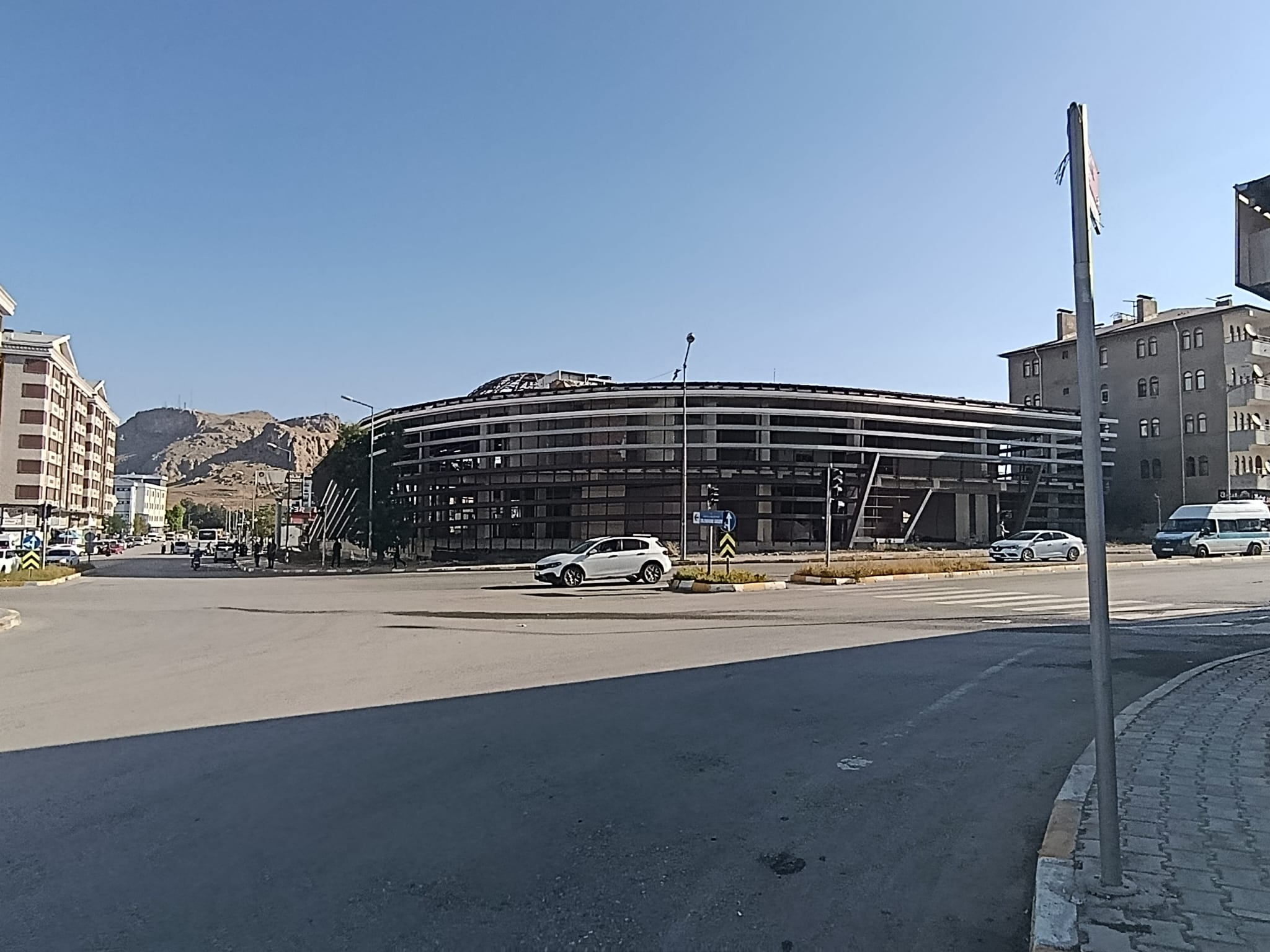 Van’da yapılan Bilim ve Sanat Merkezi Çürümeye Terk Edildi