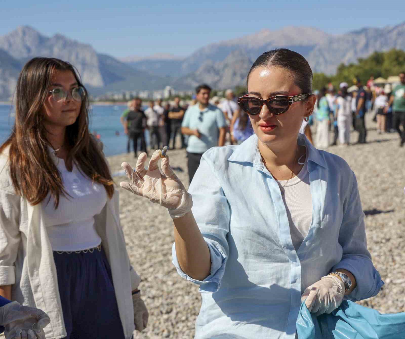 Denizden çıkanlar pes dedirtti: Tekne parçası, şezlong ve araç lastiği çıktı