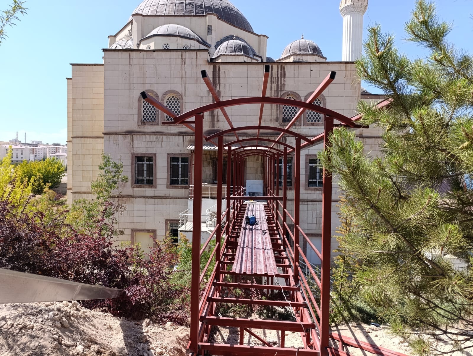 Van’da örnek hizmet: Engelli ve yaşlılar için camiye asma geçit yapıldı