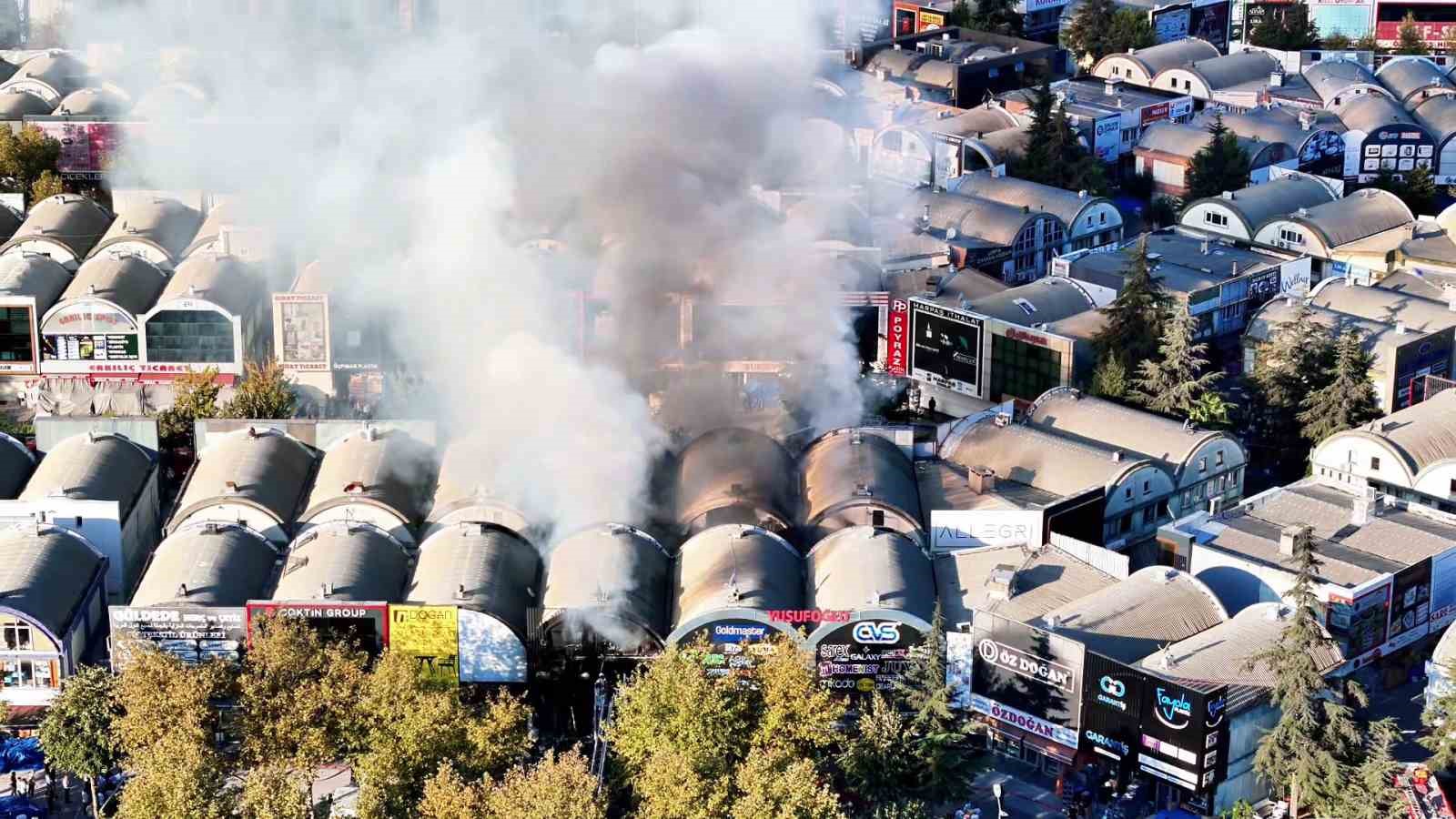 Bağcılar’da Yangın Paniği: Toptancılar Çarşısında 17 Dükkan Zarar Gördü