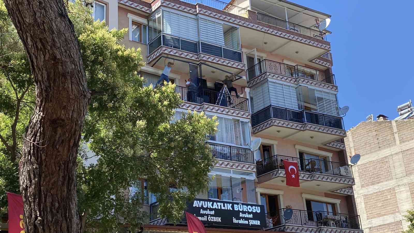 Balkon demirleri üstünde tehlikeli mesai