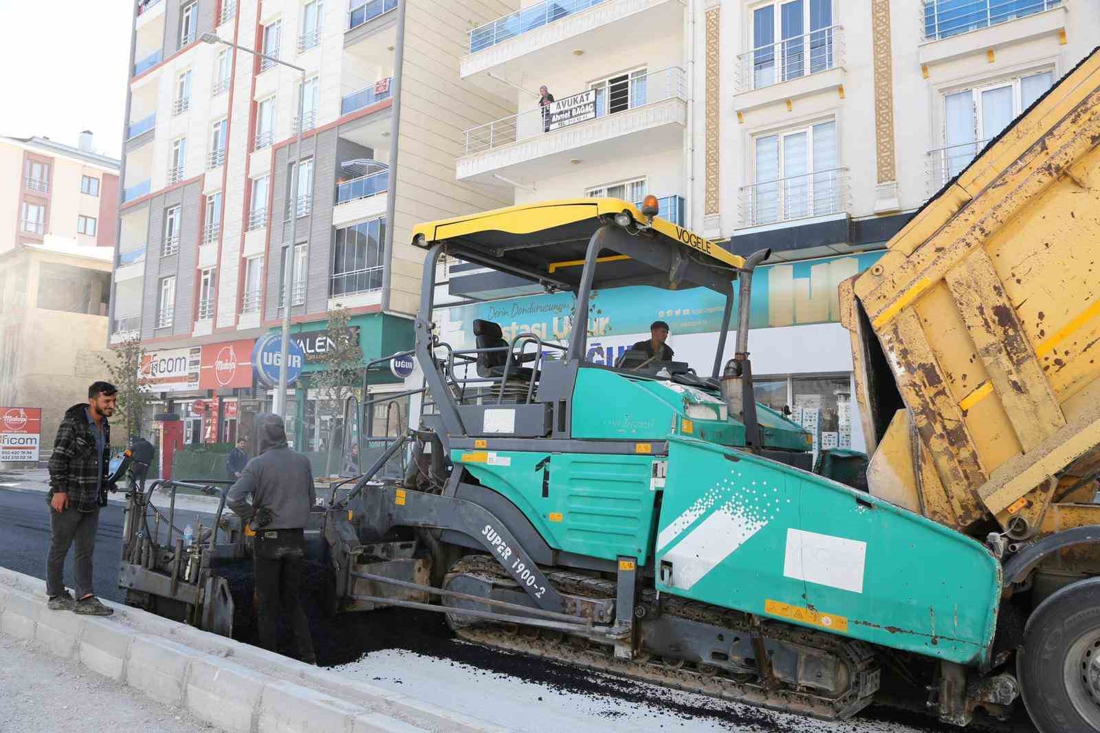 Suvaroğlu Caddesi’nde sıcak asfalt serimi yapılıyor