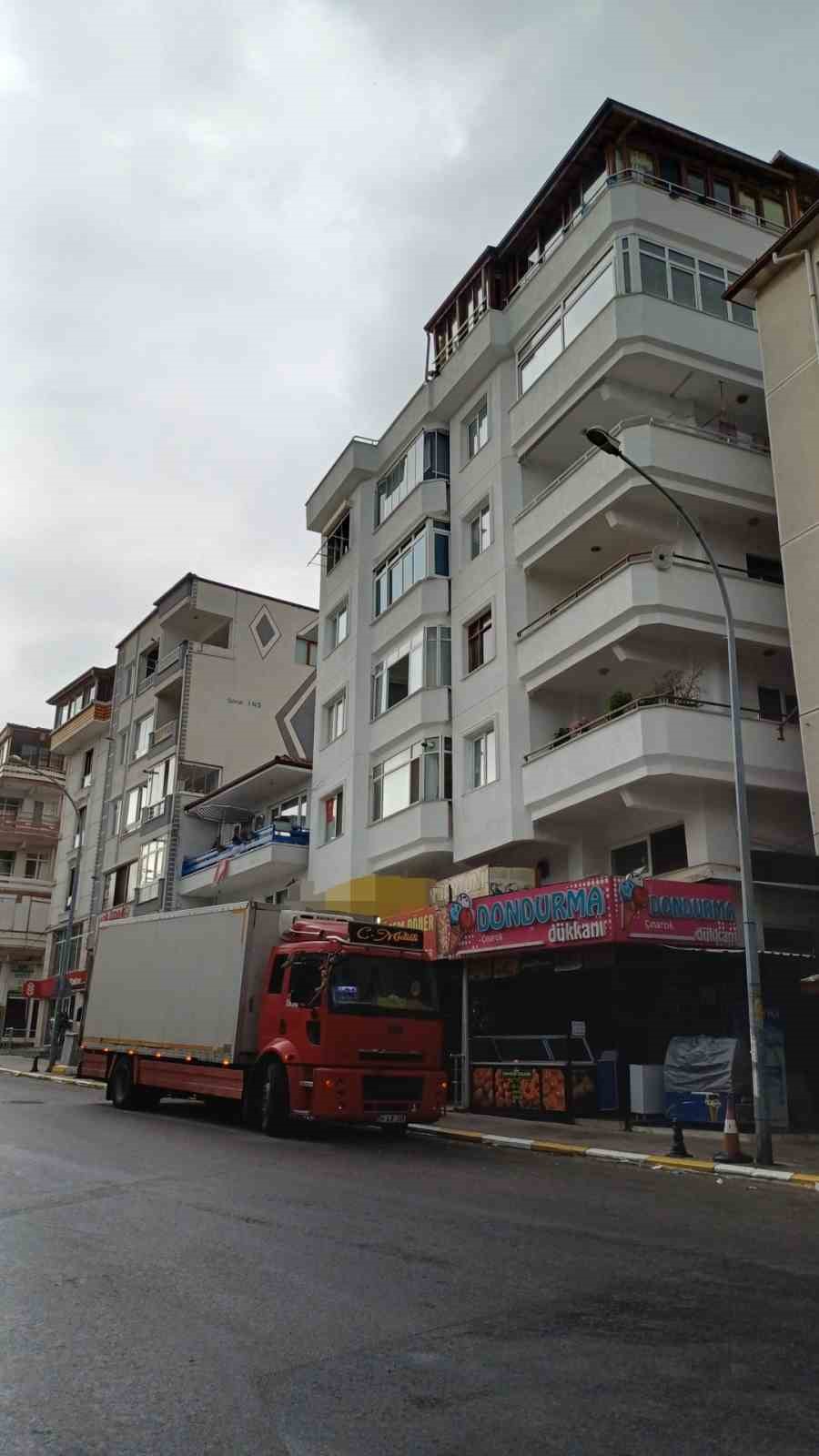 Ünlü sanatçı Güllü evinin terasından düşerek hayatını kaybetti