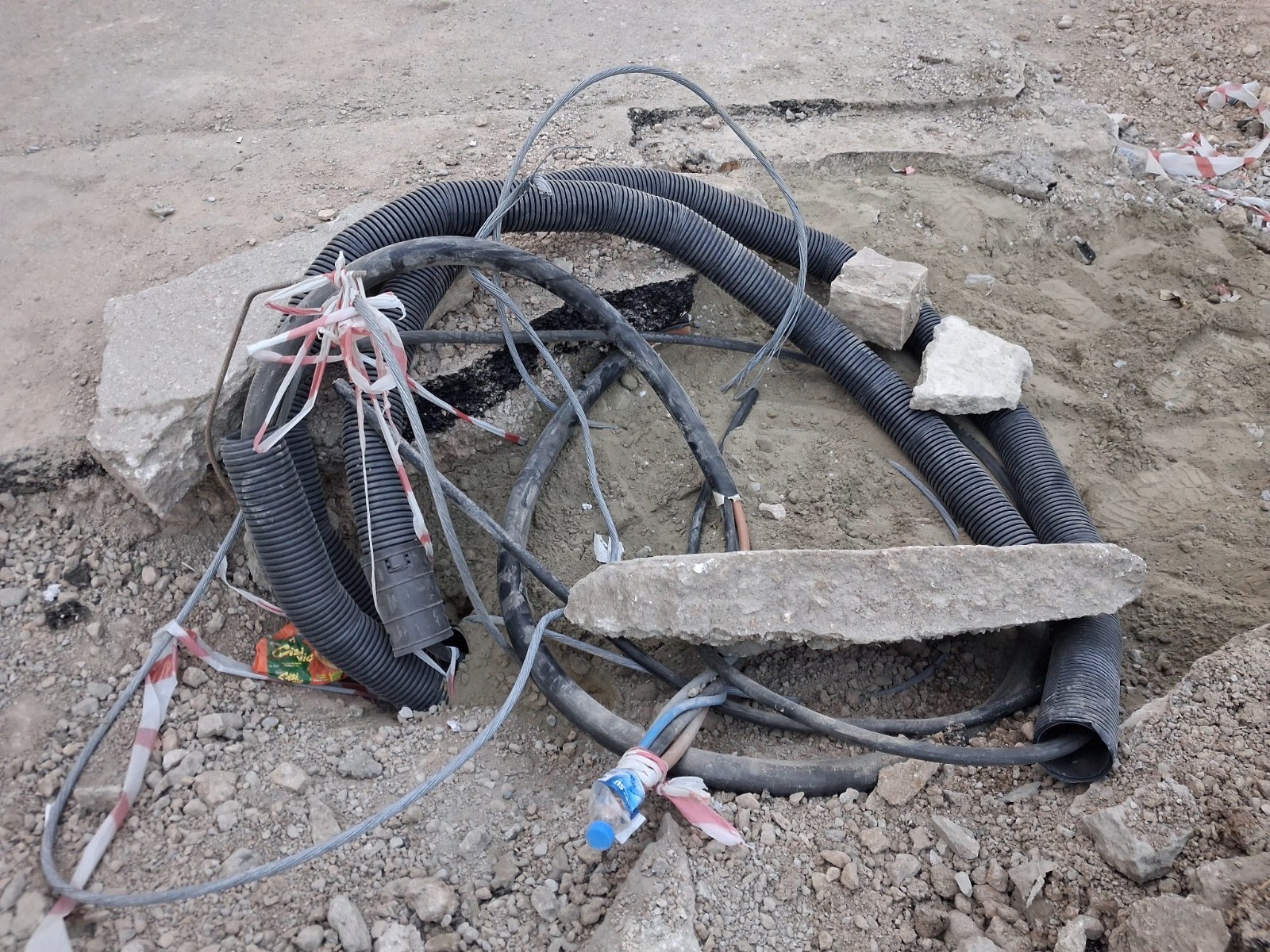 Van’da yol çalışmasında ihmal: Elektrik kablolarına pet şişeli önlem