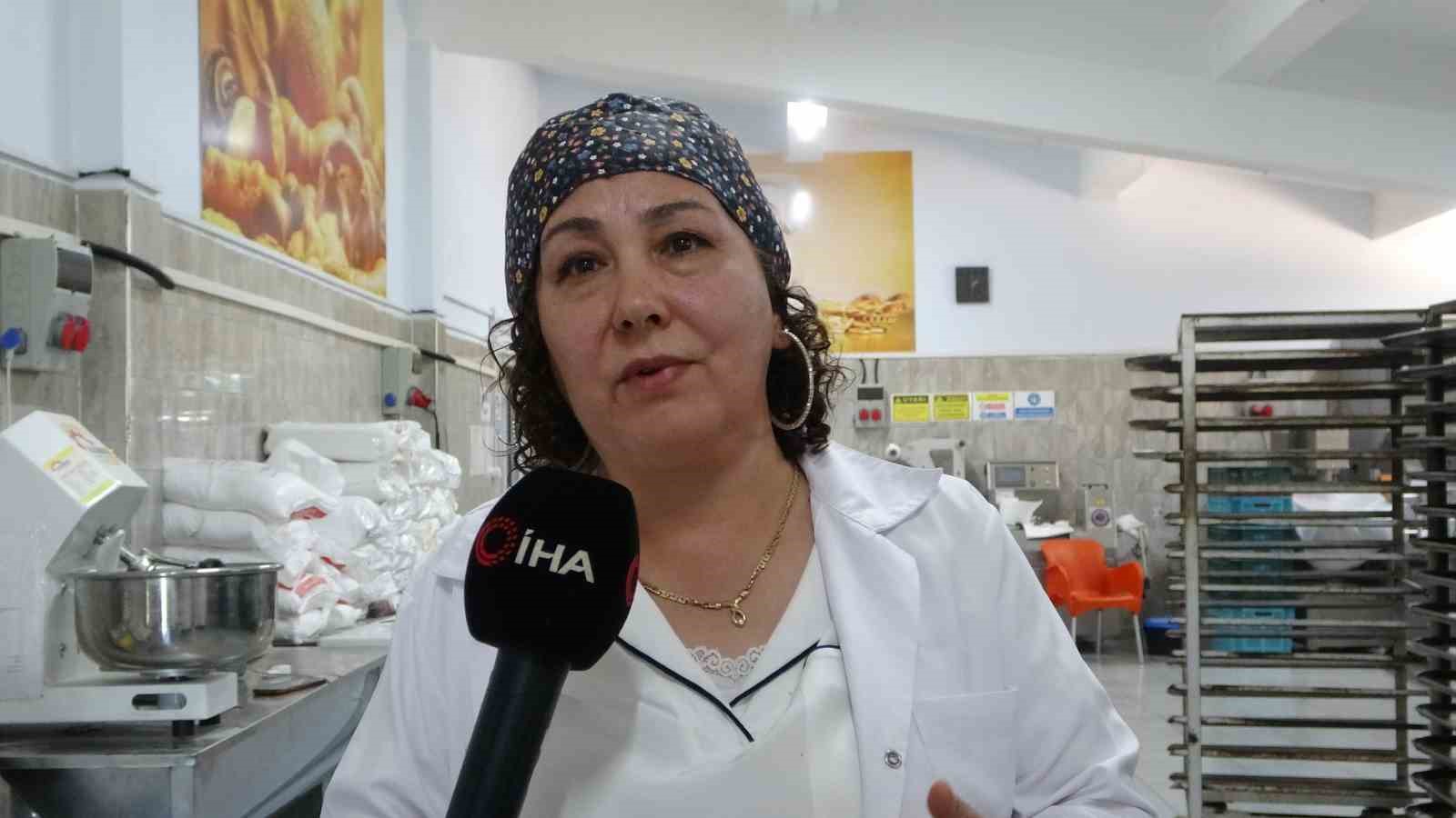 Meslek lisesinde ekmek üretimi, genç ustalar iş başında
