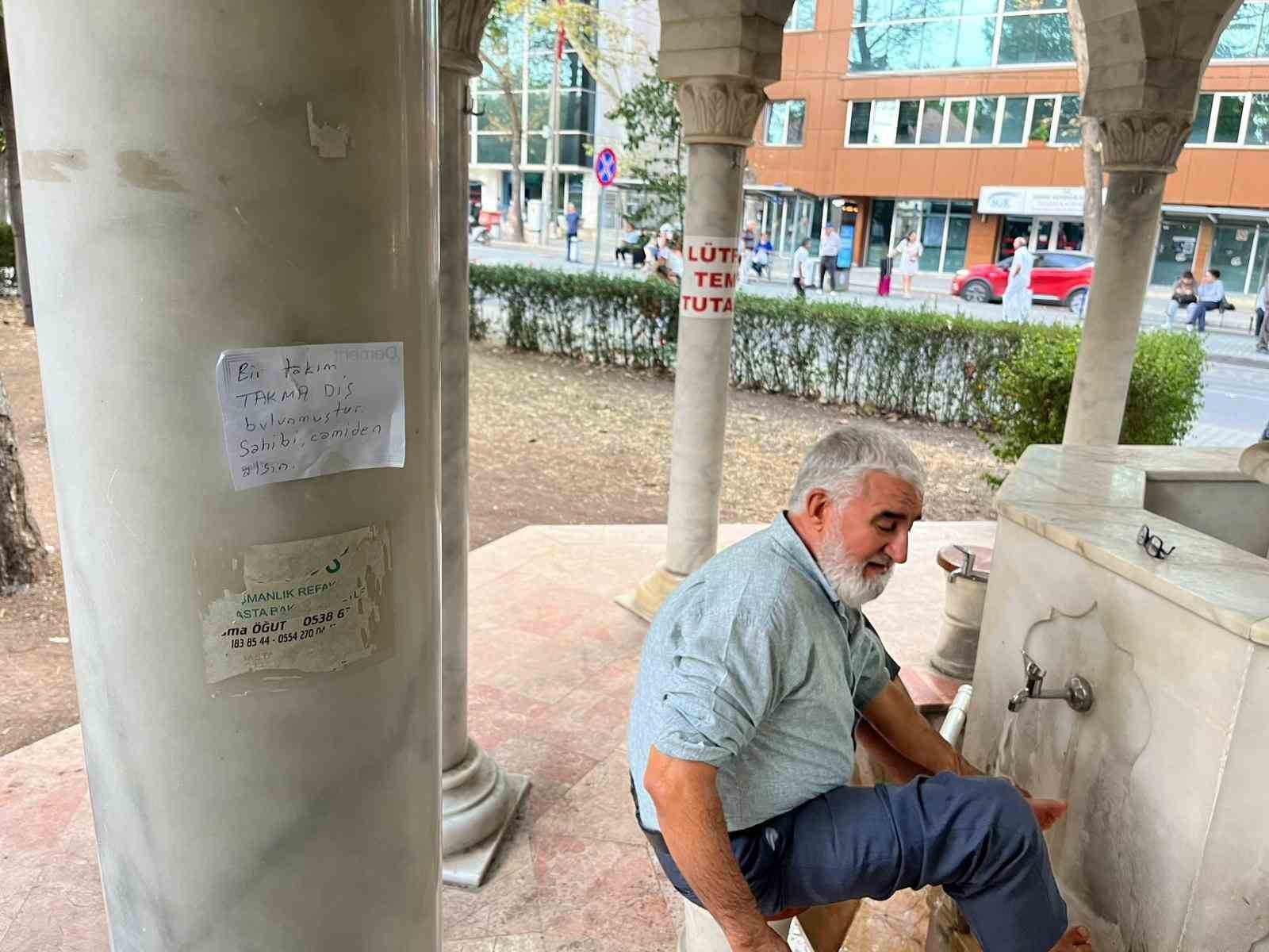 Cami Camına Asılan İlan Şaşırttı